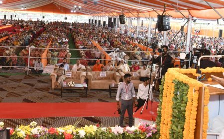 राज्यपाल हरिभाऊ बागडे ने विद्याधर नगर स्टेडियम में स्वामी रामभद्राचार्य जी से सुनी रामकथा