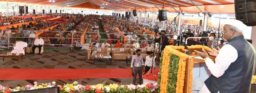 राज्यपाल हरिभाऊ बागडे ने विद्याधर नगर स्टेडियम में स्वामी रामभद्राचार्य जी से सुनी रामकथा